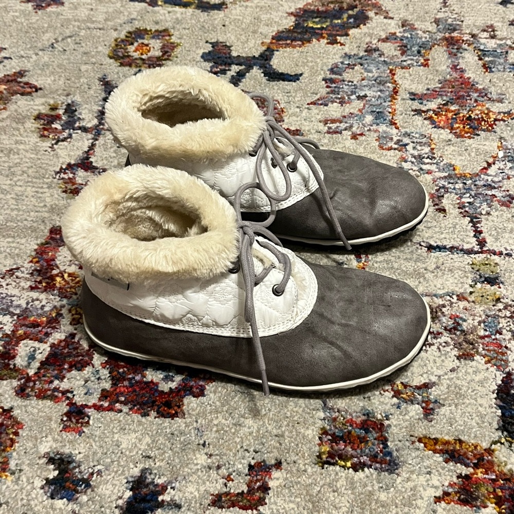 Minnetonka White Grey Ankle Winter Boots Size 8M